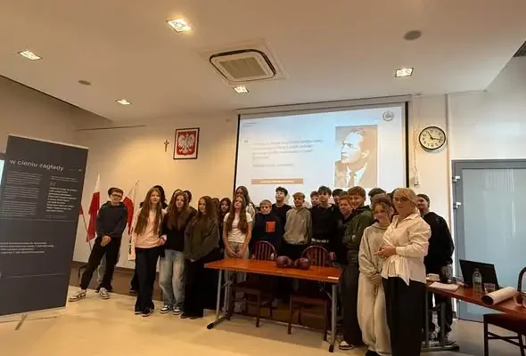 Uczniowie klas ósmych poznali historię „Teddy’ego” – sportowca z Auschwitz