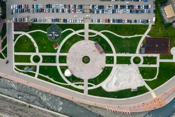Nowa przestrzeń rekreacyjna nad rzeką Wapienicą – prywatna inicjatywa z parkingiem i placem zabaw