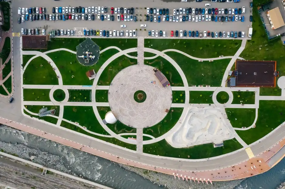Nowa przestrzeń rekreacyjna nad rzeką Wapienicą – prywatna inicjatywa z parkingiem i placem zabaw
