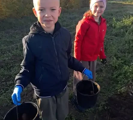 Jesienne wykopki i spotkania ze zwierzętami – wycieczka uczniów do Wesołego Rancza