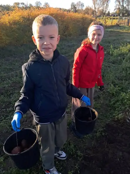 Jesienne wykopki i spotkania ze zwierzętami – wycieczka uczniów do Wesołego Rancza