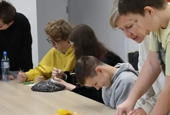 Jesienne warsztaty przyrodnicze w Ekosyntezie – dzieci budowały domki dla jeży