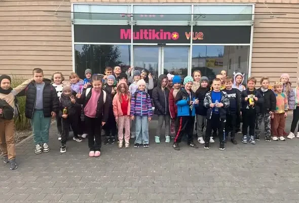 Uczniowie klas 1b i 2c w kinie na „Vincent. Skarb oceanu” – ekologia przez film