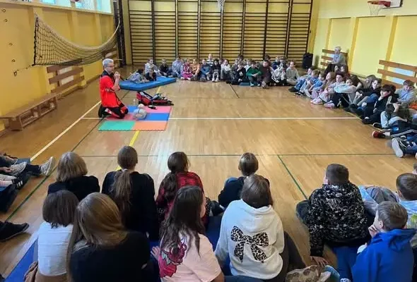 Uczniowie klas 5-8 uczyli się pierwszej pomocy z ratownikiem medycznym