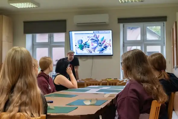 Uczniowie z Koz koło Bielska-Białej tworzyli rozety pod okiem Marcina Malika