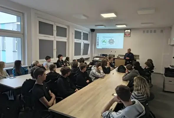 Policja w Jaworznie uczy uczniów CKZiU, jak bezpiecznie poruszać się po drogach