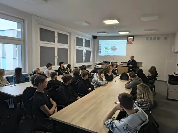 Policja w Jaworznie uczy uczniów CKZiU, jak bezpiecznie poruszać się po drogach
