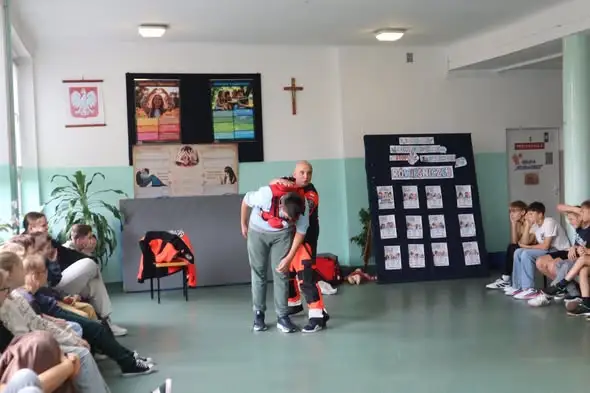 Ratownik medyczny Robert Wilk uczył uczniów w Jasienicy, jak ratować życie