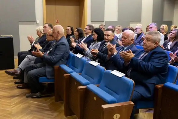 Gala z okazji Dnia Edukacji Narodowej w Gminie Wilkowice – podziękowania, stypendia i występy
