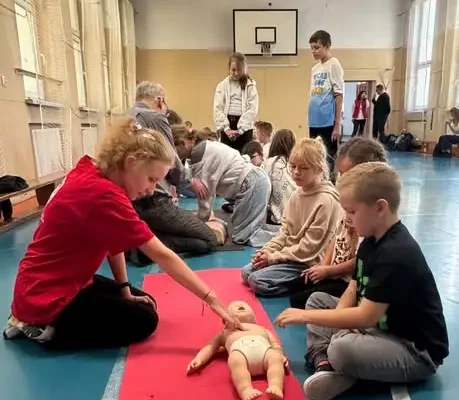 Uczniowie SP-2 w Czechowicach-Dziedzicach uczyli się ratować życie