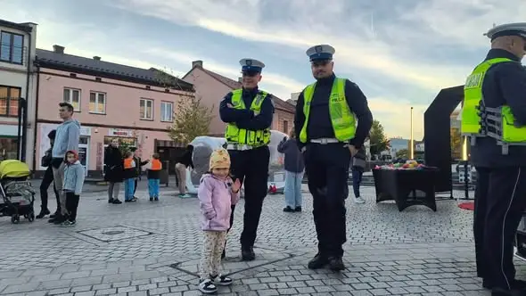 Odblaskowa akcja na jaworznickim rynku – policja edukowała mieszkańców
