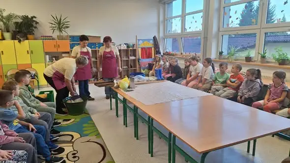 Pierwszaki z Porąbki uczyły się kiszenia kapusty z Kołem Gospodyń Wiejskich