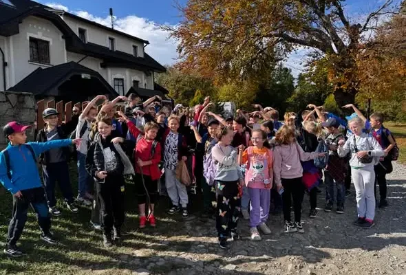 Uczniowie z Bielska-Białej odkrywali jesienne skarby Beskidów na Magurce Wilkowickiej