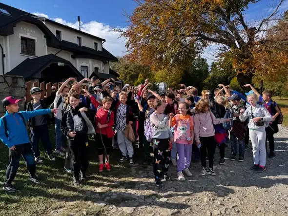 Uczniowie z Bielska-Białej odkrywali jesienne skarby Beskidów na Magurce Wilkowickiej