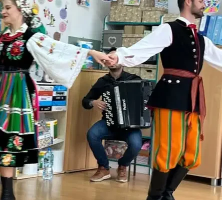 Oberek łowicki zagościł w szkole w Jasienicy – Folkloristica uczyła dzieci tańca