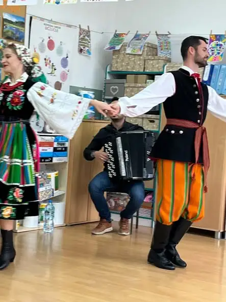 Oberek łowicki zagościł w szkole w Jasienicy – Folkloristica uczyła dzieci tańca