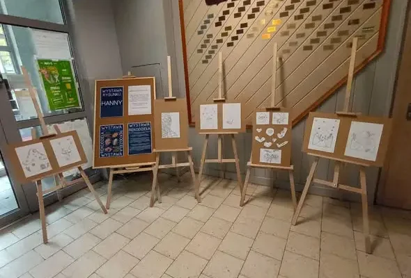 Trzecia wystawa rękodzieła w bibliotece – rysunki Hani na nowych sztalugach