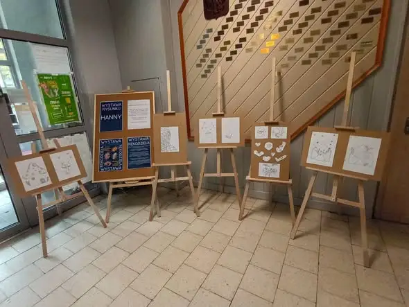 Trzecia wystawa rękodzieła w bibliotece – rysunki Hani na nowych sztalugach