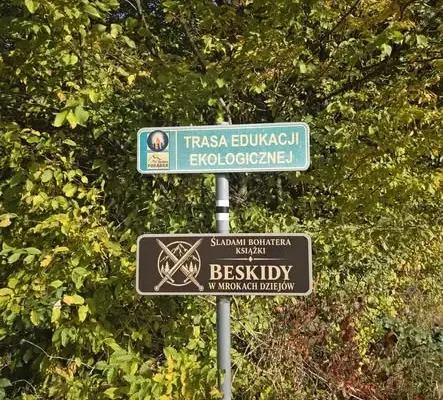 Beskidzkie szlaki z tablicami inspirowanymi fantasy – Gmina Porąbka promuje lokalną historię