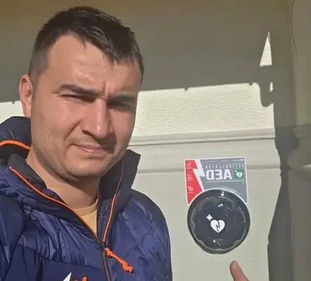Nowy defibrylator AED przy kościele w Wilamowicach – inicjatywa proboszcza
