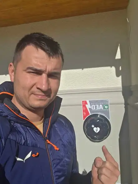 Nowy defibrylator AED przy kościele w Wilamowicach – inicjatywa proboszcza