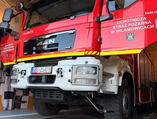 Plama oleju na drodze z Wilamowic do Kęt – akcja strażaków
