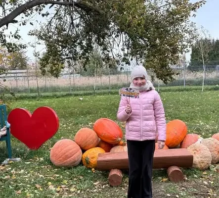 Uczniowie z Jawora pomagali psom w Dniu Kundelka mimo jesiennej aury