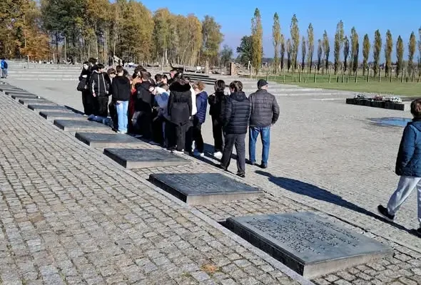 Uczniowie z Czechowic-Dziedzic odwiedzili Auschwitz-Birkenau. „To lekcja, która zostaje na całe życie”