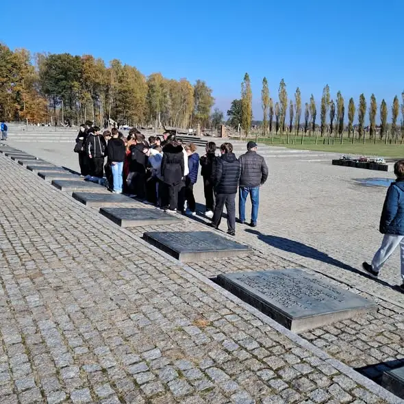 Uczniowie z Czechowic-Dziedzic odwiedzili Auschwitz-Birkenau. „To lekcja, która zostaje na całe życie”
