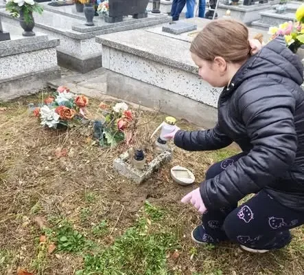 Wolontariusze ze Szkoły Podstawowej w Porąbce porządkowali groby przed Wszystkimi Świętymi