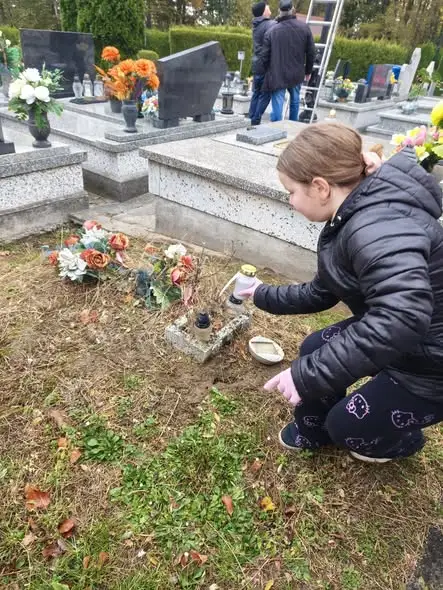 Wolontariusze ze Szkoły Podstawowej w Porąbce porządkowali groby przed Wszystkimi Świętymi