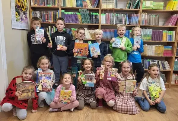 Pierwszoklasiści złożyli przyrzeczenie – pasowanie na czytelnika w bibliotece szkolnej
