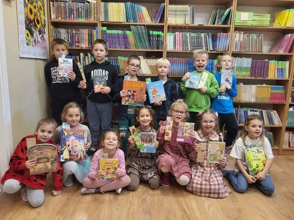 Pierwszoklasiści złożyli przyrzeczenie – pasowanie na czytelnika w bibliotece szkolnej